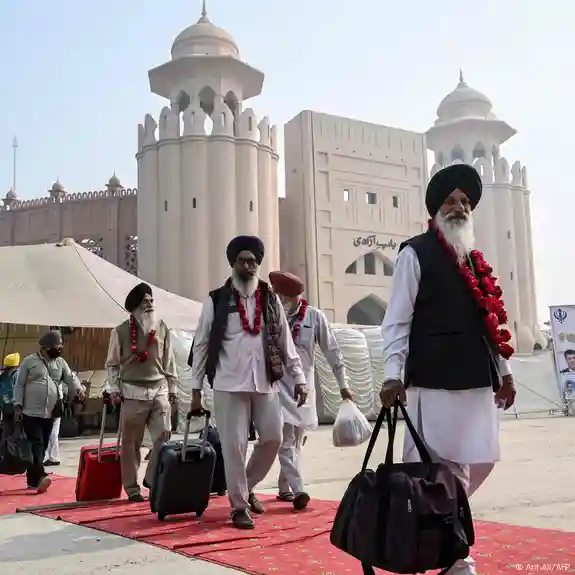 Indian Sikh pilgrims enter Pakistan