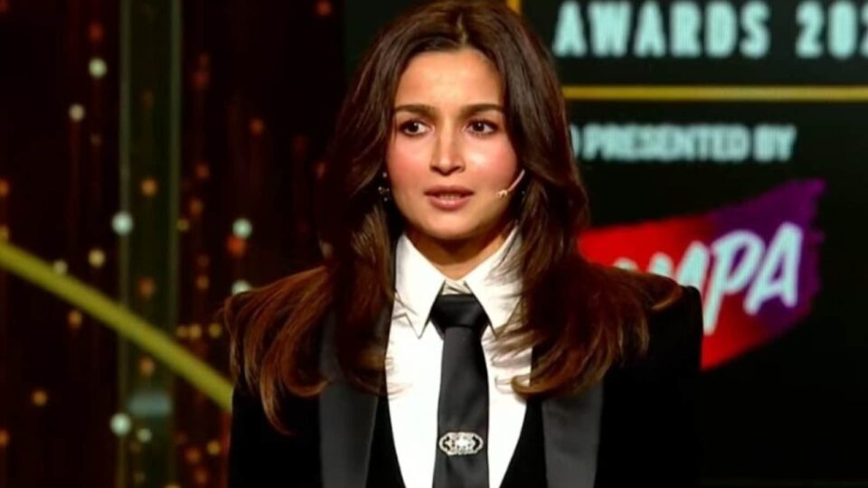 Alia Bhatt Hosting Performance