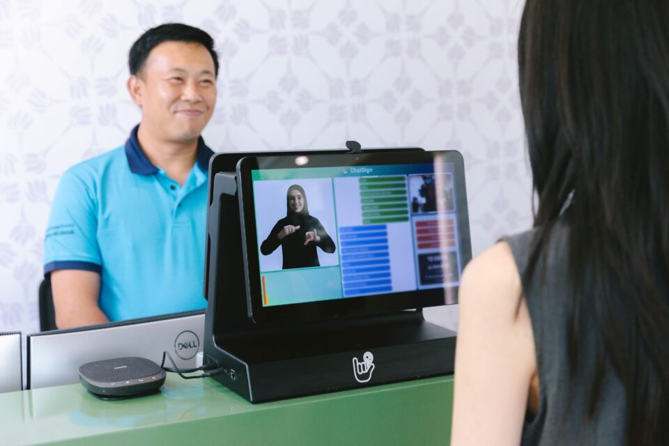 AI-powered sign language translation system