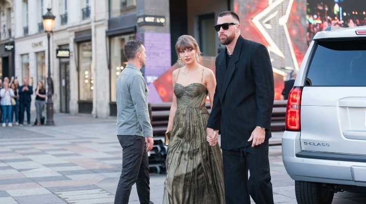 Taylor Swift Travis Kelce walking together
